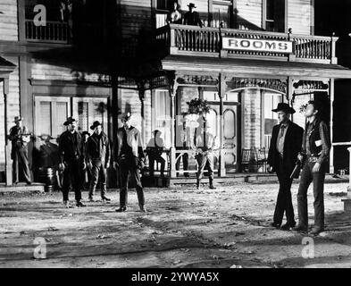 Anthony Quinn, Kirk Douglas, Earl Holliman, am Set des Westernfilms „Last Train from Gun Hill“, Paramount Pictures, 1959 Stockfoto