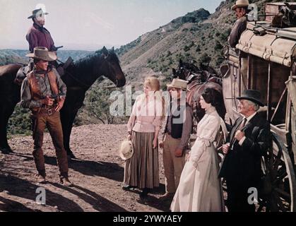 David Canary, Cameron Mitchell, Margaret Blye, Peter Lazer, Barbara Rush, Fredric March, am Set des Westernfilms Hombre, 20th Century Fox, 1967 Stockfoto