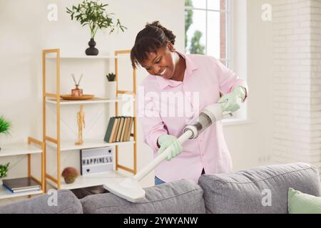 afroamerikanisches Dienstmädchen in Uniform-Sofa, Nahaufnahme Stockfoto