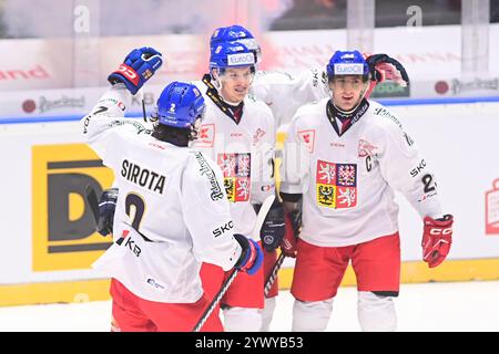 Pardubice, Tschechische Republik. Dezember 2024. L-R Jakub Sirota (CZE) und seine Teamkollegen beim Spiel Tschechische Republik gegen Finnland der Schweizer Hockey-Spiele, Teil der Euro Hockey Tour, in Pardubice, Tschechische Republik, 12. Dezember 2024. Quelle: Josef Vostarek/CTK Photo/Alamy Live News Stockfoto