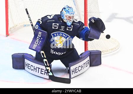 Pardubice, Tschechische Republik. Dezember 2024. Torhüter Emil Larmi (FIN) im Einsatz während des Spiels Tschechische Republik gegen Finnland der Swiss Hockey Games, Teil der Euro Hockey Tour, in Pardubice, Tschechische Republik, 12. Dezember 2024. Quelle: Josef Vostarek/CTK Photo/Alamy Live News Stockfoto