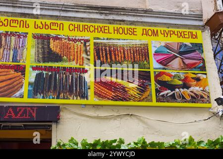 Tiflis, Georgoa – 6. September 2019: Churchchhela-Bonbons-Werbung. Traditionelle georgianische Süßigkeiten in Wurstform mit Traubenmost, Nüssen und Mehl. Stockfoto