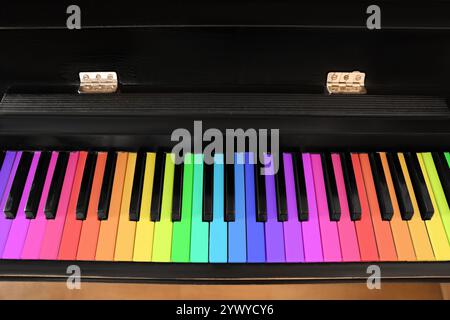 Klavier mit Tasten in Regenbogenfarben, Nahaufnahme. Musikinstrument Stockfoto