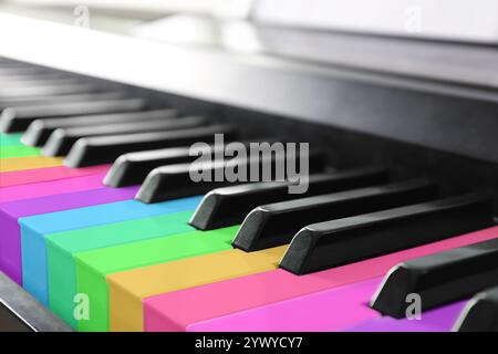 Klavier mit Tasten in Regenbogenfarben, Nahaufnahme. Musikinstrument Stockfoto