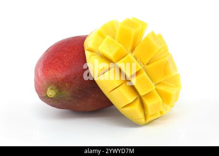 Eine wunderschön geschnittene Mango mit leuchtenden gelben Würfeln, perfekt für Lebensmittelfotografie und gesunde Lifestyle-Themen. Stockfoto