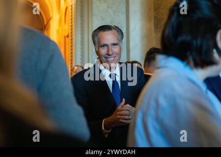 Washington, USA. Dezember 2024. US-Senator Mitt Romney (Republikaner von Utah) spricht am 12. Dezember 2024 mit Reportern vor der Senatskammer im US-Kapitol in Washington, DC. (Foto: Annabelle Gordon/SIPA USA) Credit: SIPA USA/Alamy Live News Stockfoto