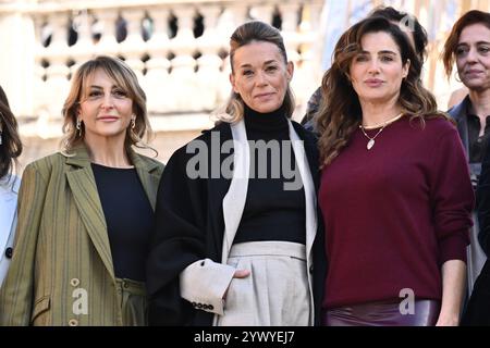 Rom, Italien. Dezember 2024. Paola Minaccioni, Milena Mancini und Luisa Ranieri nehmen am 12. Dezember 2024 an der Spanischen Treppe in Rom Teil. (Foto: Domenico Cippitelli/NurPhoto) Credit: NurPhoto SRL/Alamy Live News Stockfoto