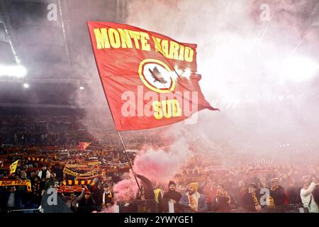 Rom, Italien. Dezember 2024. Roma-Fans während der UEFA Europa League, League-Phase, des 6. Spieltags des Fußballspiels zwischen AS Roma und SC Braga am 12. Dezember 2024 im Stadio Olimpico in Rom, Italien. Quelle: Federico Proietti / Alamy Live News Stockfoto