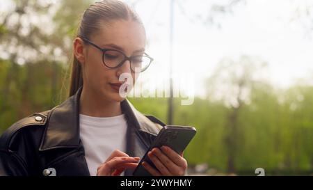 Kaukasische Frau hält Handy Smartphone Handy Problem Fehler Gadget Pannentechnologie gps Navigator weibliche wütende Geschäftsfrau genervt Stockfoto