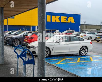 IKEA-Geschäft mit Schild und Parkplatz oder Parkplatz, Glasgow an einem bewölkten Tag Stockfoto