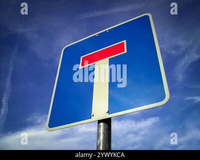 Sackgasse-Schild vor blauem Himmel Stockfoto