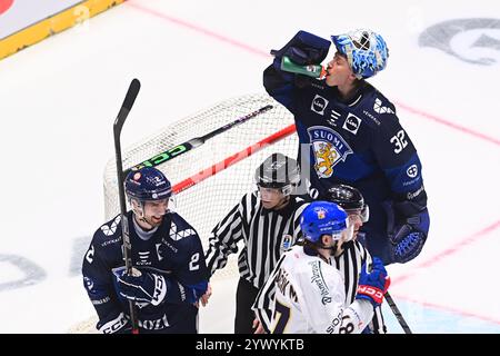 Pardubice, Tschechische Republik. Dezember 2024. Torhüter Emil Larmi (FIN) erfrischt sich beim Spiel Tschechien gegen Finnland der Swiss Hockey Games, Teil der Euro Hockey Tour, am 12. Dezember 2024 in Pardubice, Tschechien. Quelle: Josef Vostarek/CTK Photo/Alamy Live News Stockfoto