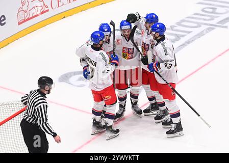 Pardubice, Tschechische Republik. Dezember 2024. Tschechische Spieler feiern ein Tor während des Spiels Tschechische Republik gegen Finnland der Swiss Hockey Games, Teil der Euro Hockey Tour, am 12. Dezember 2024 in Pardubice, Tschechische Republik. Quelle: Josef Vostarek/CTK Photo/Alamy Live News Stockfoto