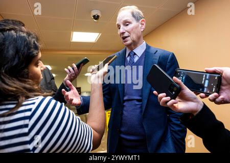 Washington, District of Columbia, USA. Dezember 2024. US-Senator RON WYDEN (D-OR) spricht mit Reportern in der Nähe der Senat-U-Bahn im US-Kapitol. (Kreditbild: © Michael Brochstein/ZUMA Press Wire) NUR REDAKTIONELLE VERWENDUNG! Nicht für kommerzielle ZWECKE! Quelle: ZUMA Press, Inc./Alamy Live News Stockfoto