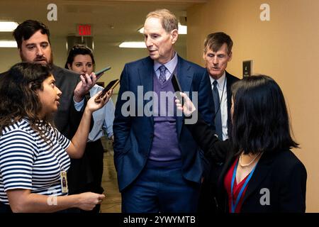 Washington, District of Columbia, USA. Dezember 2024. US-Senator RON WYDEN (D-OR) spricht mit Reportern in der Nähe der Senat-U-Bahn im US-Kapitol. (Kreditbild: © Michael Brochstein/ZUMA Press Wire) NUR REDAKTIONELLE VERWENDUNG! Nicht für kommerzielle ZWECKE! Quelle: ZUMA Press, Inc./Alamy Live News Stockfoto