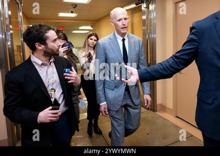 Washington, District of Columbia, USA. Dezember 2024. US-Senator RICK SCOTT (R-FL) spricht mit Reportern in der Nähe der U-Bahn im US-Kapitol. (Kreditbild: © Michael Brochstein/ZUMA Press Wire) NUR REDAKTIONELLE VERWENDUNG! Nicht für kommerzielle ZWECKE! Quelle: ZUMA Press, Inc./Alamy Live News Stockfoto