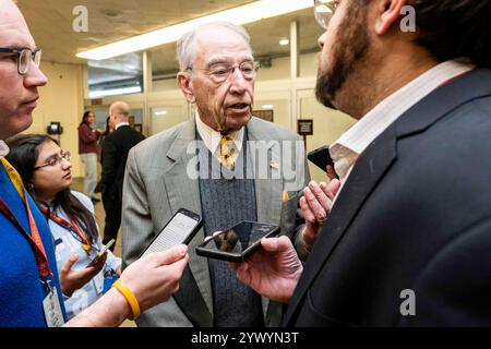 Washington, District of Columbia, USA. Dezember 2024. US-Senator CHUCK GRASSLEY (R-IA) spricht mit Reportern in der Nähe der U-Bahn im US-Kapitol. (Kreditbild: © Michael Brochstein/ZUMA Press Wire) NUR REDAKTIONELLE VERWENDUNG! Nicht für kommerzielle ZWECKE! Quelle: ZUMA Press, Inc./Alamy Live News Stockfoto