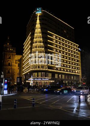 Málaga, Spanien - 9. Dezember 2024: Fassade des Hotels AC Málaga Palacio mit weihnachtsdekoration. Stockfoto