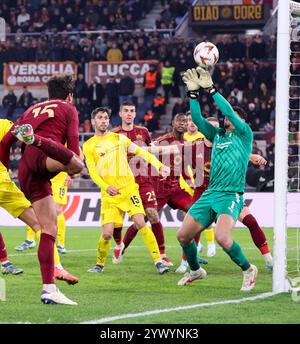 Roma, Latium, ITALIEN. Dezember 2024. 12/2024 Roma, Stadio Olimpico, incontro di calcio valevole gemäß UEFA Europa League 2024/24-Tram AS Roma vs Sporting Braga. Foto: Mats Hummels of Roma AS - Matheus Magalhaes von Sporting Braga SC (Kreditbild: © Fabio Sasso/ZUMA Press Wire) NUR REDAKTIONELLE VERWENDUNG! Nicht für kommerzielle ZWECKE! Stockfoto