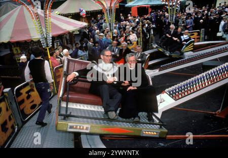 Die Nottingham Goose Fair, der Lord Mayor of Nottingham und der Vikar eröffnen den jährlichen Jahrmarkt mit der ersten Fahrt nach der Bürgerzeremonie. Forest Recreation Ground in Nottingham, Nottinghamshire, England, um den 1985 1980. Oktober. Stockfoto