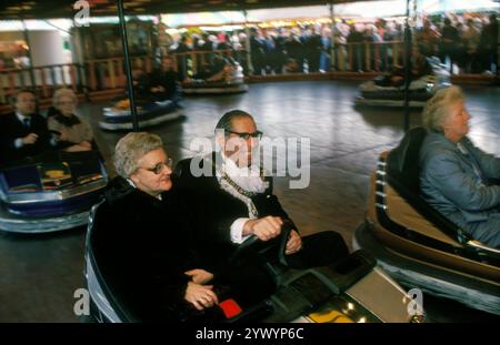 Die Nottingham Goose Fair, der Lord Mayor of Nottingham und seine Frau, die Lady Mayoress, machen eine Fahrt mit den Dodgem Cars bei der Eröffnung dieses jährlichen Jahrmarktes. Forest Recreation Ground in Nottingham Nottingham, Nottinghamshire, England um den 1985 1980. Oktober. Stockfoto