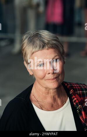 Schauspieler Judi Dench kam vor der Premiere ihres neuen Films Mrs. Brown im Dominion-Kino in Edinburgh an. Mrs Brown (auch als her Majesty, Mrs Brown) war ein britischer Film aus dem Jahr 1997 mit Judi Dench, Billy Connolly, Geoffrey Palmer, Antony Sher und Gerard Butler in den Hauptrollen. Die Geschichte betraf eine kürzlich verwitwete Königin Victoria und ihre Beziehung zu einem schottischen Diener, John Brown, einem vertrauenswürdigen Diener ihres verstorbenen Ehemannes, und den darauf folgenden Aufruhr, den sie provozierte. Stockfoto