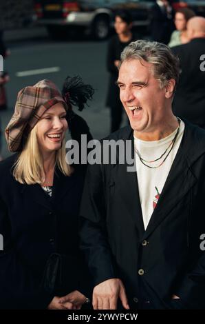 Der Schauspieler Billy Connolly und seine Frau Pamela Stephenson kamen vor der Premiere ihres neuen Films Mrs. Brown im Dominion-Kino in Edinburgh an. Mrs Brown (auch als her Majesty, Mrs Brown) war ein britischer Film aus dem Jahr 1997 mit Judi Dench, Billy Connolly, Geoffrey Palmer, Antony Sher und Gerard Butler in den Hauptrollen. Die Geschichte betraf eine kürzlich verwitwete Königin Victoria und ihre Beziehung zu einem schottischen Diener, John Brown, einem vertrauenswürdigen Diener ihres verstorbenen Ehemannes, und den darauf folgenden Aufruhr, den sie provozierte. Stockfoto