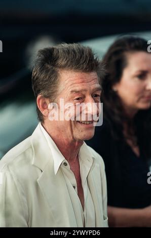 Der britische Schauspieler John Hurt kam vor der Premiere ihres neuen Films Mrs Brown im Dominion-Kino in Edinburgh an. Mrs Brown (auch als her Majesty, Mrs Brown) war ein britischer Film aus dem Jahr 1997 mit Judi Dench, Billy Connolly, Geoffrey Palmer, Antony Sher und Gerard Butler in den Hauptrollen. Die Geschichte betraf eine kürzlich verwitwete Königin Victoria und ihre Beziehung zu einem schottischen Diener, John Brown, einem vertrauenswürdigen Diener ihres verstorbenen Ehemannes, und den darauf folgenden Aufruhr, den sie provozierte. Stockfoto