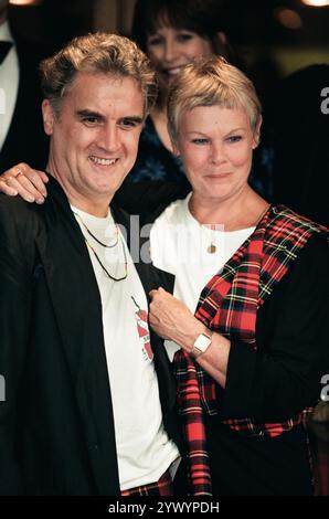 Die Schauspieler Billy Connolly und Judi Dench kamen vor der Premiere ihres neuen Films Mrs Brown im Dominion-Kino in Edinburgh an. Mrs Brown (auch als her Majesty, Mrs Brown) war ein britischer Film aus dem Jahr 1997 mit Judi Dench, Billy Connolly, Geoffrey Palmer, Antony Sher und Gerard Butler in den Hauptrollen. Die Geschichte betraf eine kürzlich verwitwete Königin Victoria und ihre Beziehung zu einem schottischen Diener, John Brown, einem vertrauenswürdigen Diener ihres verstorbenen Ehemannes, und den darauf folgenden Aufruhr, den sie provozierte. Stockfoto