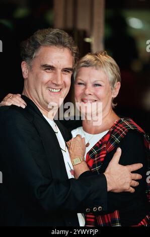 Die Schauspieler Billy Connolly und Judi Dench kamen vor der Premiere ihres neuen Films Mrs Brown im Dominion-Kino in Edinburgh an. Mrs Brown (auch als her Majesty, Mrs Brown) war ein britischer Film aus dem Jahr 1997 mit Judi Dench, Billy Connolly, Geoffrey Palmer, Antony Sher und Gerard Butler in den Hauptrollen. Die Geschichte betraf eine kürzlich verwitwete Königin Victoria und ihre Beziehung zu einem schottischen Diener, John Brown, einem vertrauenswürdigen Diener ihres verstorbenen Ehemannes, und den darauf folgenden Aufruhr, den sie provozierte. Stockfoto