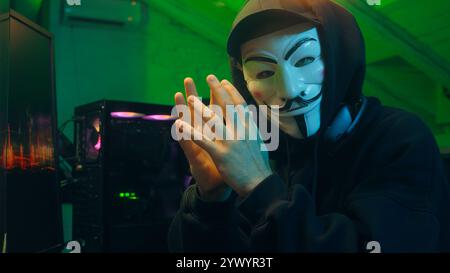 Lviv, Ukraine - 03. Juni 2024: Man Programmierer Hacker Computer pc Coding Spion stehlen Internet Cybersicherheit anonyme Cyber Crime Attack System Phishing Stockfoto