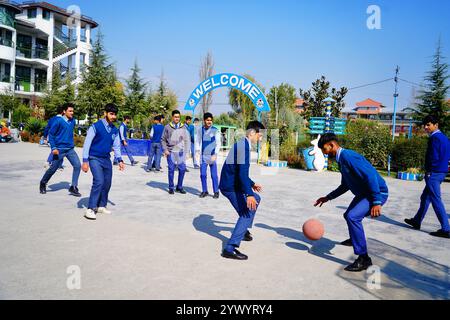 Schüler spielen Basketball auf dem Campus der SRM Welkin School in Sopore. Foto: Umar dar Stockfoto