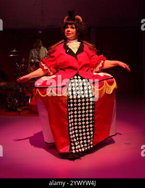 London, Großbritannien. Debbie Chazen im jüdischen Märchen Goldie Frocks und der Bär Mitzwa. Im Stil einer traditionellen Pantomime findet die Show vom 10. Dezember 2024 bis zum 5. Januar 2025 statt. Dezember 2024. Ref:LMK11-S111224-001 Steve Bealing/Landmark Media WWW.LMKMEDIA.COM Stockfoto