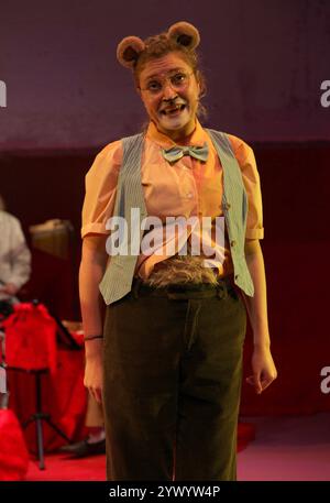 London, Großbritannien. Frankie Thompson im jüdischen Märchen Goldie Frocks und der Bär Mitzwa. Im Stil einer traditionellen Pantomime findet die Show vom 10. Dezember 2024 bis zum 5. Januar 2025 statt. Dezember 2024. Ref:LMK11-S111224-001 Steve Bealing/Landmark Media WWW.LMKMEDIA.COM Stockfoto