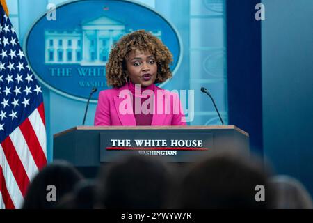 Washington, Usa. Dezember 2024. Pressesekretärin Karine Jean-Pierre spricht während des täglichen Pressebriefings im James S. Brady Briefing Room im Weißen Haus in Washington, DC am Donnerstag, den 12. Dezember 2024. Foto: Bonnie Cash/Pool/ABACAPRESS. COM Credit: Abaca Press/Alamy Live News Stockfoto