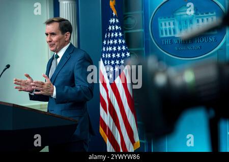 Washington, Usa. Dezember 2024. John Kirby, Berater für nationale Sicherheitskommunikation, spricht während des täglichen Pressebriefings im James S. Brady Briefing Room im Weißen Haus in Washington, DC am Donnerstag, den 12. Dezember 2024. Foto: Bonnie Cash/Pool/ABACAPRESS. COM Credit: Abaca Press/Alamy Live News Stockfoto