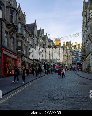 Leute, die in der Cockburn Street, Edinburgh, Schottland, Großbritannien einkaufen gehen Stockfoto