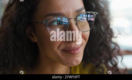 Close Up Gesicht Arabian Indian Hispanic Latina Frau weibliches Mädchen Student lernen Denken Lösung Brille Gesundheit Vision Sight Contemplate Ponder Stockfoto