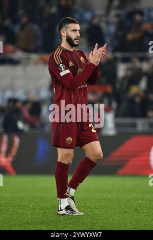 Mario Hermoso von A.S. Roma begrüßt die Fans beim Spiel der UEFA Europa League 2024/25 League Phase MD6 zwischen A.S. Roma und S.C. Braga am 12. Dezember 2024 im Olympiastadion in Rom. Stockfoto