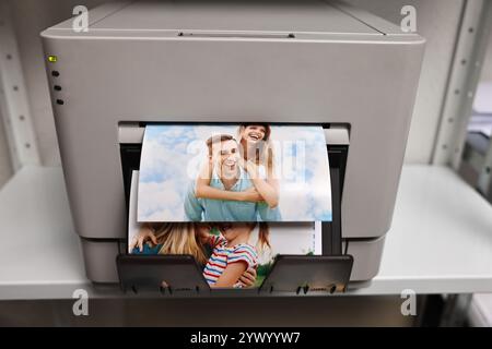 Moderner Drucker mit farbenfrohen Fotos im Innenbereich, Nahaufnahme Stockfoto