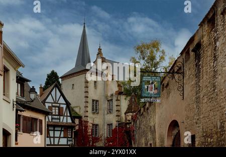 Haut Rhin, Elsass, Frankreich - 19. Oktober 2024 - die alten Gebäude eines elsässischen Dorfes in der elsässischen Weinregion Stockfoto