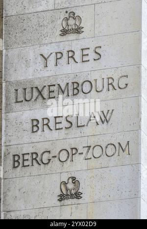 Berühmte Namen der Schlachtorte an den Mauern des Arc de Triumphe in Paris, Frankreich Stockfoto