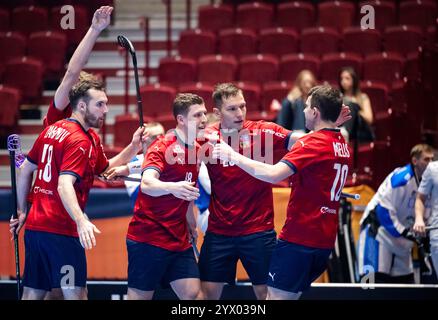 MALMÖ 2024 12.12.2012 der tschechische Jiri Besta (88) feiert mit Matej Jendrisak (28) und Milan Melis (70), nachdem er im Viertelfinale zwischen der Slowakei und der Tschechischen Republik während der Floorball-Weltmeisterschaft 2024 (2024 Floorball-Weltmeisterschaften der Männer) am 12. Dezember 2024 in der Malmö Arena in Malmö (Schweden) einen Treffer erzielte. Foto: Johan Nilsson/TT/Code 50090 Credit: TT News Agency/Alamy Live News Stockfoto