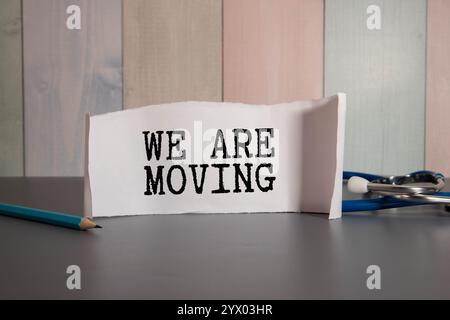 Zwei junge Arbeiter heben zusammen ein schweres Sofa auf. Junge Männer von Umzugsunternehmen und LKW-Lieferdienst, die Dinge aus dem Haus entfernen, Feuerlöcher tragen Stockfoto