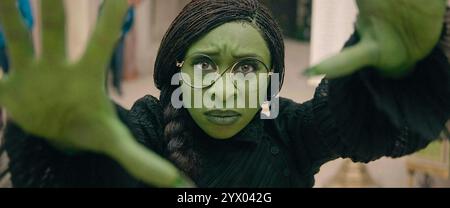 Wicked (2024) von Jon M. Chu mit Cynthia Erivo als Elphaba. Adaption des Musicals The Wicked: The Wicked: The Life and Times of the Wicked Witch of the West von Gregory Maguire. Werbung noch ***NUR REDAKTIONELLE VERWENDUNG***. Quelle: BFA / Universal Pictures Stockfoto