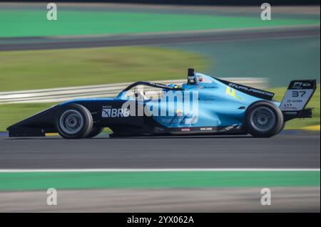 Sao Paulo, Brasilien. Dezember 2024. SP - SAO PAULO - 12/12/2024 - F4 RACE 2 - F4 Brasilianische Meisterschaft, Filippo Fiorentino, Nummer 37, TMG-Team, FIA-zugelassenes Rennen, Interlagos Race Track, 12. Dezember 2024. Diese Etappe wurde aufgrund von starkem Regen verschoben und fand zunächst am Tag des F1 GP in Brasilien statt Foto: Anderson Romao/AGIF (Foto von Anderson Rom&#xe3;o/AGIF/SIPA USA) Credit: SIPA USA/Alamy Live News Stockfoto