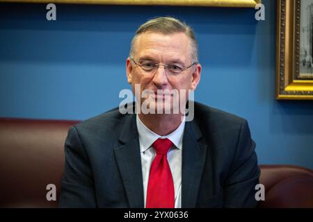 Washington, USA. Dezember 2024. Der ehemalige US-Repräsentant Doug Collins (Republikaner von Georgia) trifft sich am 12. Dezember 2024 mit dem US-Senator John Cornyn (Republikaner von Texas) im Bürogebäude des Hart Senats in Washington, DC. Der designierte Präsident Donald Trump hat kürzlich Collins angezapft, um Veterans Affairs zu leiten. (Foto: Annabelle Gordon/SIPA USA) Credit: SIPA USA/Alamy Live News Stockfoto