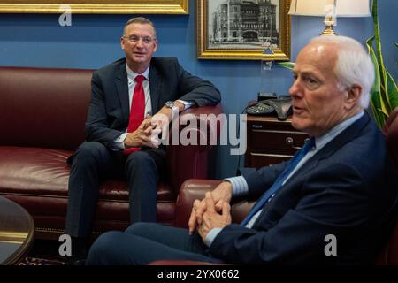 Washington, USA. Dezember 2024. Der ehemalige US-Repräsentant Doug Collins (Republikaner von Georgia) trifft sich am 12. Dezember 2024 mit dem US-Senator John Cornyn (Republikaner von Texas) im Bürogebäude des Hart Senats in Washington, DC. Der designierte Präsident Donald Trump hat kürzlich Collins angezapft, um Veterans Affairs zu leiten. (Foto: Annabelle Gordon/SIPA USA) Credit: SIPA USA/Alamy Live News Stockfoto