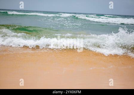 Sanfte Wellen plätschern am Sandy Beach Stockfoto