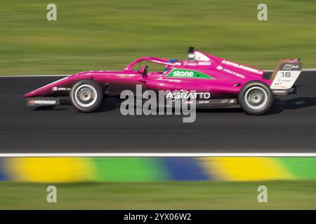 Sao Paulo, Brasilien. Dezember 2024. SP - SAO PAULO - 12/12/2024 - F4 RENNEN 2 - F4 Brasilianische Meisterschaft, Rafaela Ferreira, Nummer 18, TMG-Team, FIA-zugelassenes Rennen, Interlagos Race Track, 12. Dezember 2024. Diese Etappe wurde aufgrund von starkem Regen verschoben und fand zunächst am Tag des F1 GP in Brasilien statt Foto: Anderson Romao/AGIF (Foto von Anderson Rom&#xe3;o/AGIF/SIPA USA) Credit: SIPA USA/Alamy Live News Stockfoto